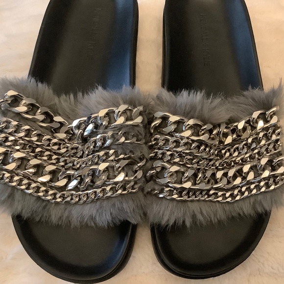 Kendall & Kylie Slides - Picture 2 of 4